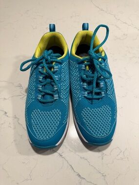 Women’s Teal Knit OrthoFeet Sneakers, size 8.5